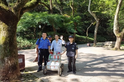 西湖景區提醒,高溫游覽戶外景點需謹防中暑