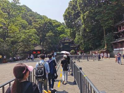 青城山都江堰景區(qū)客流預(yù)警 3萬多人如何做到不扎堆?記者親測